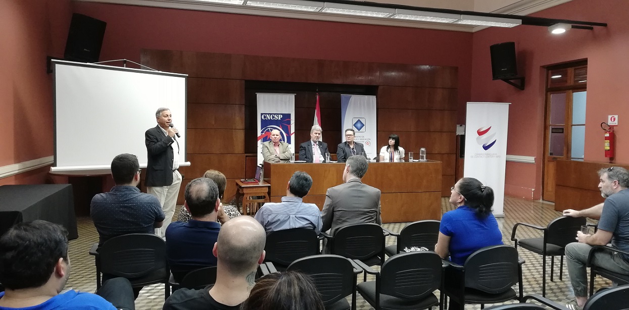 Conversatorio sobre Paraguay como hub de exportación de servicios