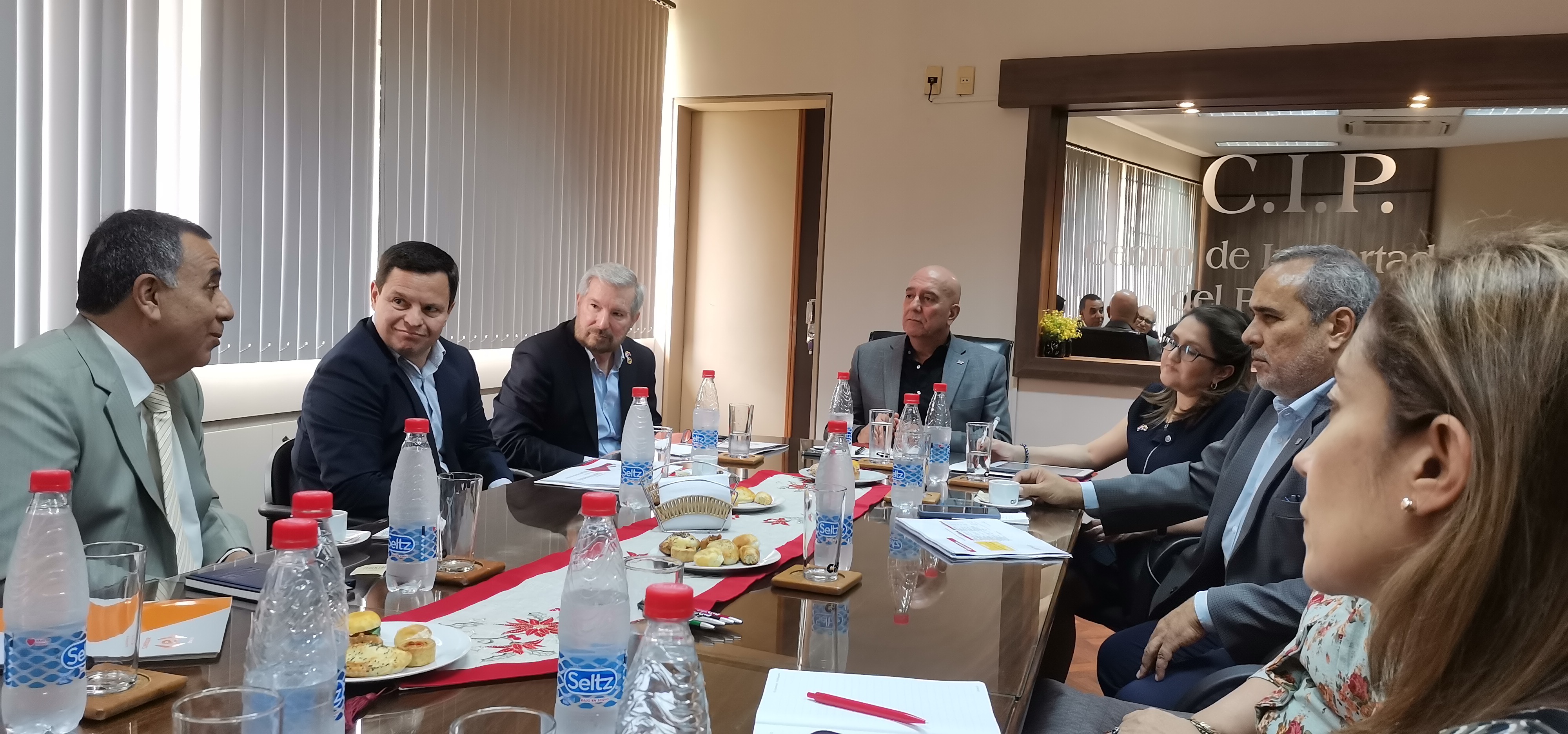 Reunión con la Cámara de Comercio de Bogotá con el objetivo de trabajar en conjunto para el desarrollo comercial entre Paraguay y Colombia
