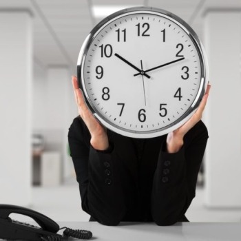 Reducción de carga horaria laboral no resolvería los problemas de fondo en la calidad de vida de los trabajadores, solo afectaría la competitividad de las empresas formales